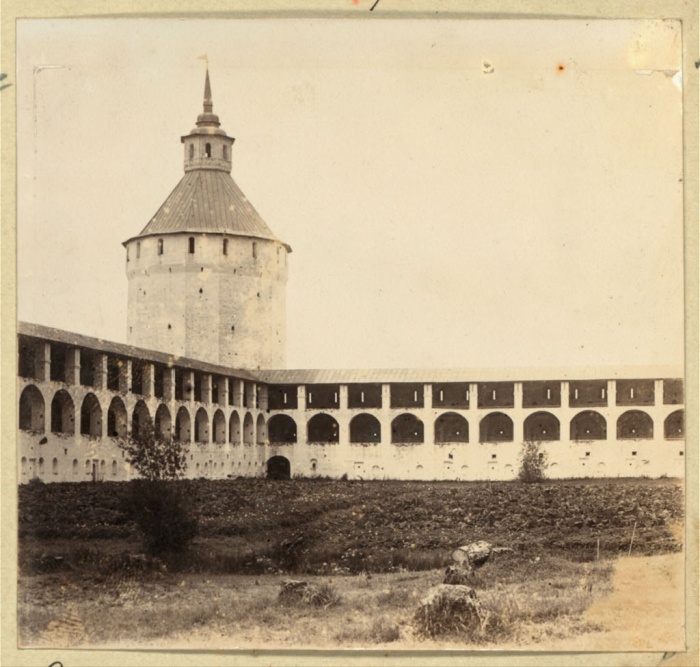 Стена с нишами, окружающая монастырь. Фото С.М. Прокудина-Горского 1909 г.