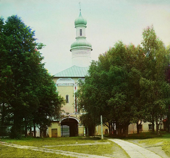 Святые ворота с ц. прп. Иоанна Лествичника с внутренней стороны. Фото С.М. Прокудина-Горского 1909 г.