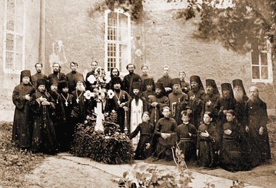 Братия Кирилло-Белозерского монастыря на могиле прп. Иакова (Поспелова). Фотография 1898 г..jpg