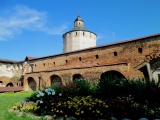 Большая Мереженная (Белозерская) башня - на заднем плане, на переднем - стены Успенского монастыря