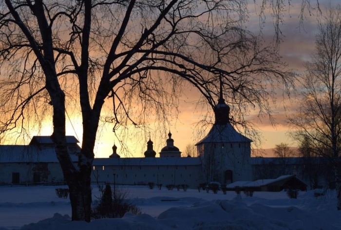 Монастырь в лучах заката. 14 февраля 2023 г. Фото М. Голубевой.