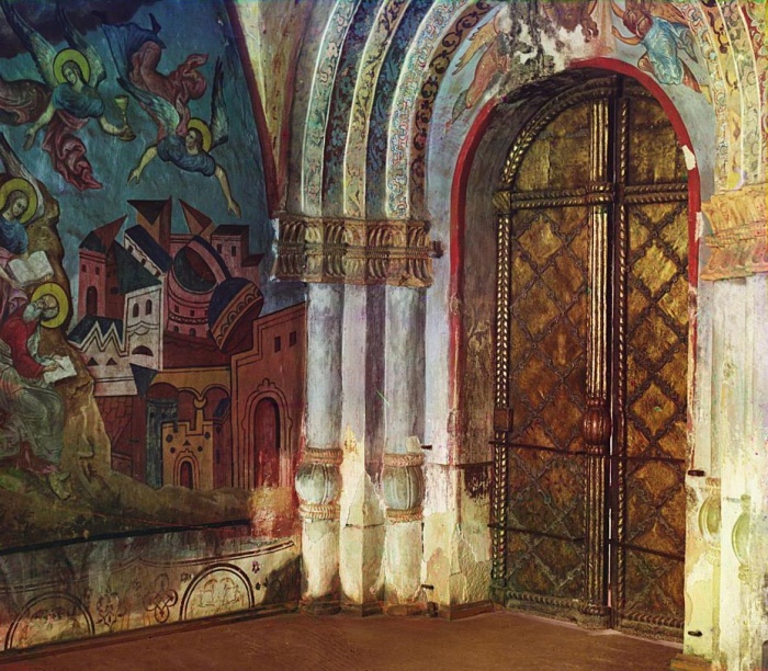 Фрагмент северной паперти Успенского собора (с фресками XVII в.). Фото С.М. Прокудина-Горского 1909 г.