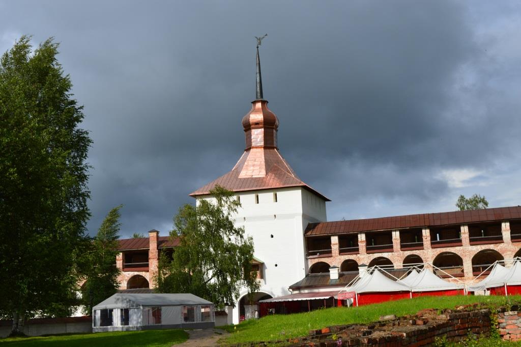 Казанская башня и галерея крепостных стен (вид с внутренней стороны монастыря).jpg
