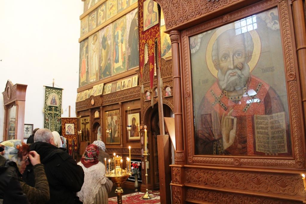 Икона святителя Николая Чудотворца в храме прп. Кирилла.jpg