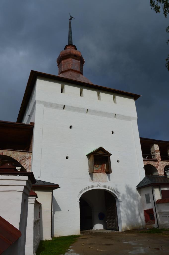 Казанская башня (вид с внутренней стороны монастыря).jpg